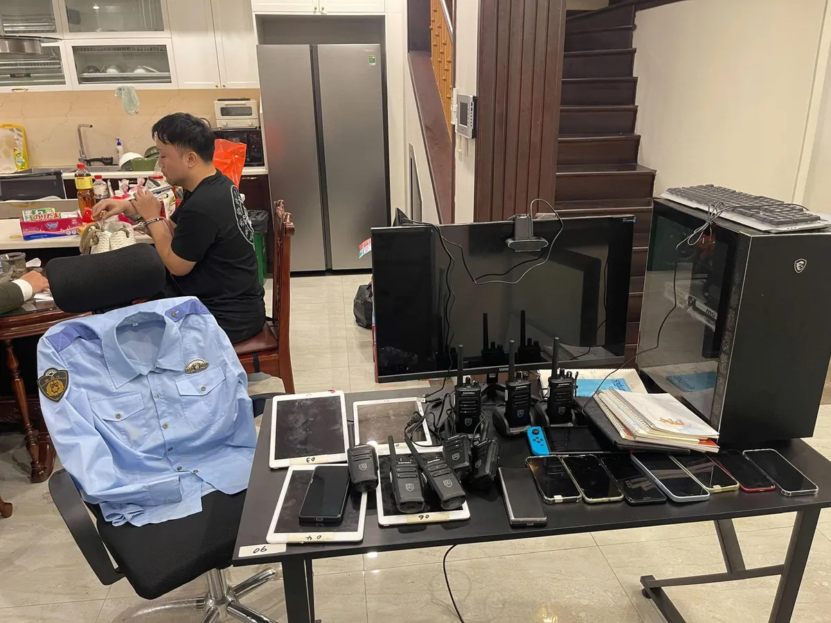 Triệt ph&aacute; ổ nh&oacute;m mạo danh cảnh s&aacute;t Nhật Bản lừa đảo 11 tỷ đồng - Ảnh 1.