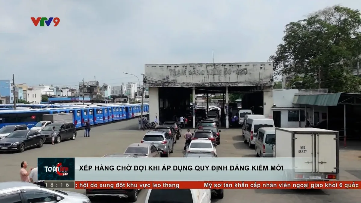 Xếp hàng chờ đợi khi áp dụng qui định đăng kiểm mới