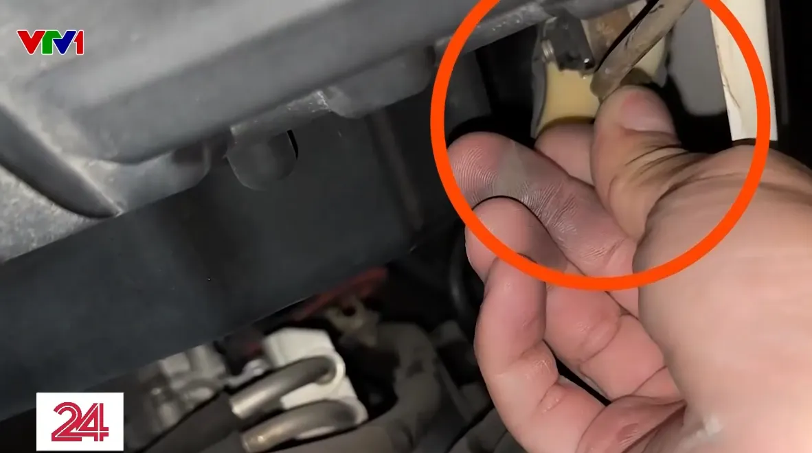 Vạch trần thủ đoạn sửa xe tr&aacute; h&igrave;nh gần Phủ T&acirc;y Hồ (H&agrave; Nội) - Ảnh 1.