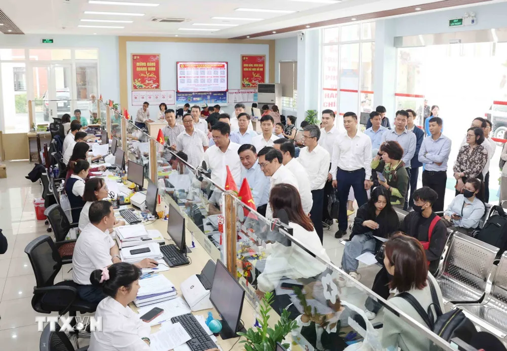 Thường trực Ban B&iacute; thư Trần Cẩm T&uacute; dự Hội nghị tiếp x&uacute;c giữa cử tri với người ứng cử đại biểu Quốc hội - Ảnh 2.