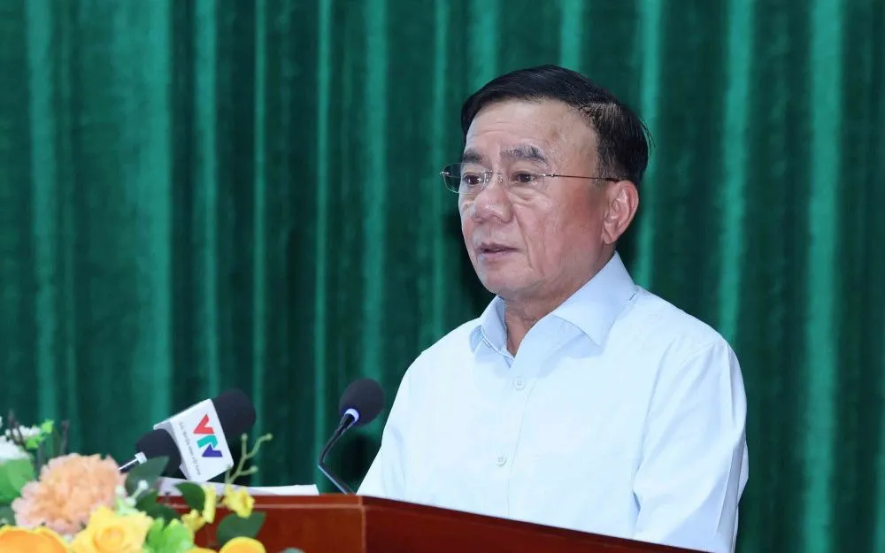 Đồng chí Trần Cẩm Tú, Ủy viên Bộ Chính trị, Thường trực Ban Bí thư phát biểu tại hội nghị. 