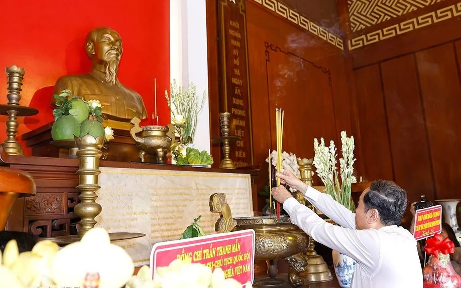 Chủ tịch Quốc hội Trần Thanh Mẫn dâng hương tại Di tích lịch sử quốc gia Ngã Ba Giồng. 