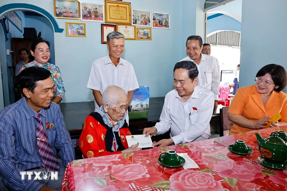 Chủ tịch Quốc hội d&acirc;ng hương tại Di t&iacute;ch lịch sử quốc gia Ng&atilde; Ba Giồng - Ảnh 2.