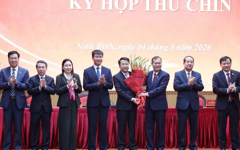 Thường trực Tỉnh ủy và HĐND tặng hoa chúc mừng Chủ tịch UBND tỉnh Ninh Bình Nguyễn Thanh Bình