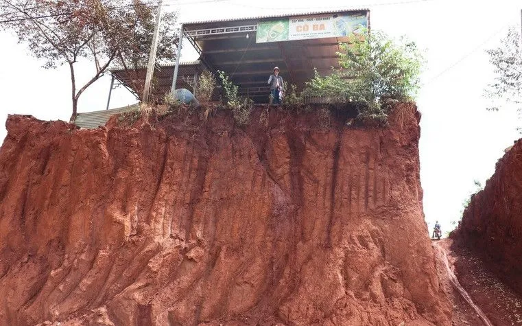 Nhiều nh&agrave; d&acirc;n ch&ecirc;nh v&ecirc;nh sau hạ cốt thi c&ocirc;ng đường tỉnh ở Đồng Nai - Ảnh 1.