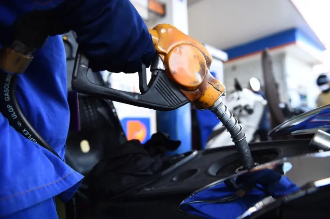 Doanh nghiệp xăng dầu lo thiếu nguồn cung, chiết khấu giảm s&acirc;u v&igrave; bất ổn Trung Đ&ocirc;ng- Ảnh 1.