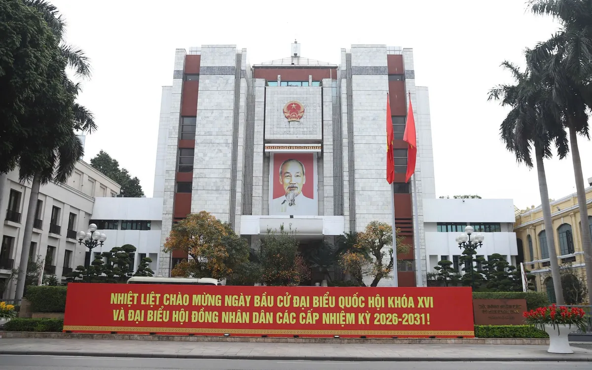 Khẩu hiệu chào đón sự kiện chính trị quan trọng của đất nước được lắp đặt tại trụ sở Hội đồng Nhân dân, Ủy ban Nhân dân thành phố Hà Nội. Ảnh: Quang Đăng 