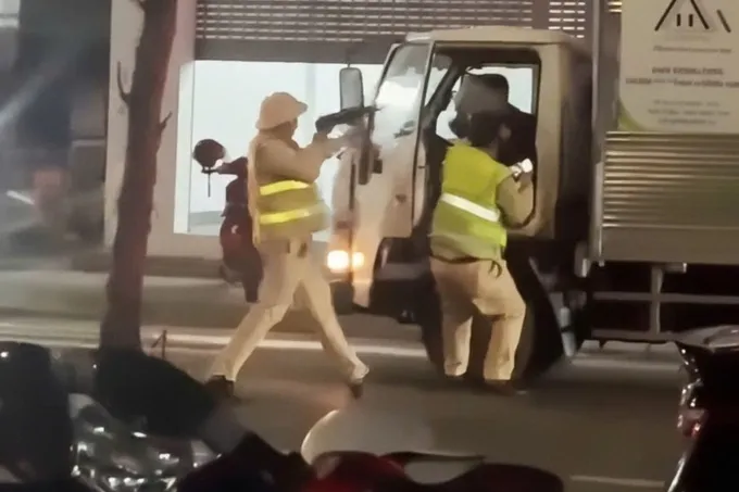 T&agrave;i xế vi phạm nồng độ cồn vượt chốt, t&ocirc;ng xe c&ocirc;ng vụ ở Quảng Ninh- Ảnh 1.