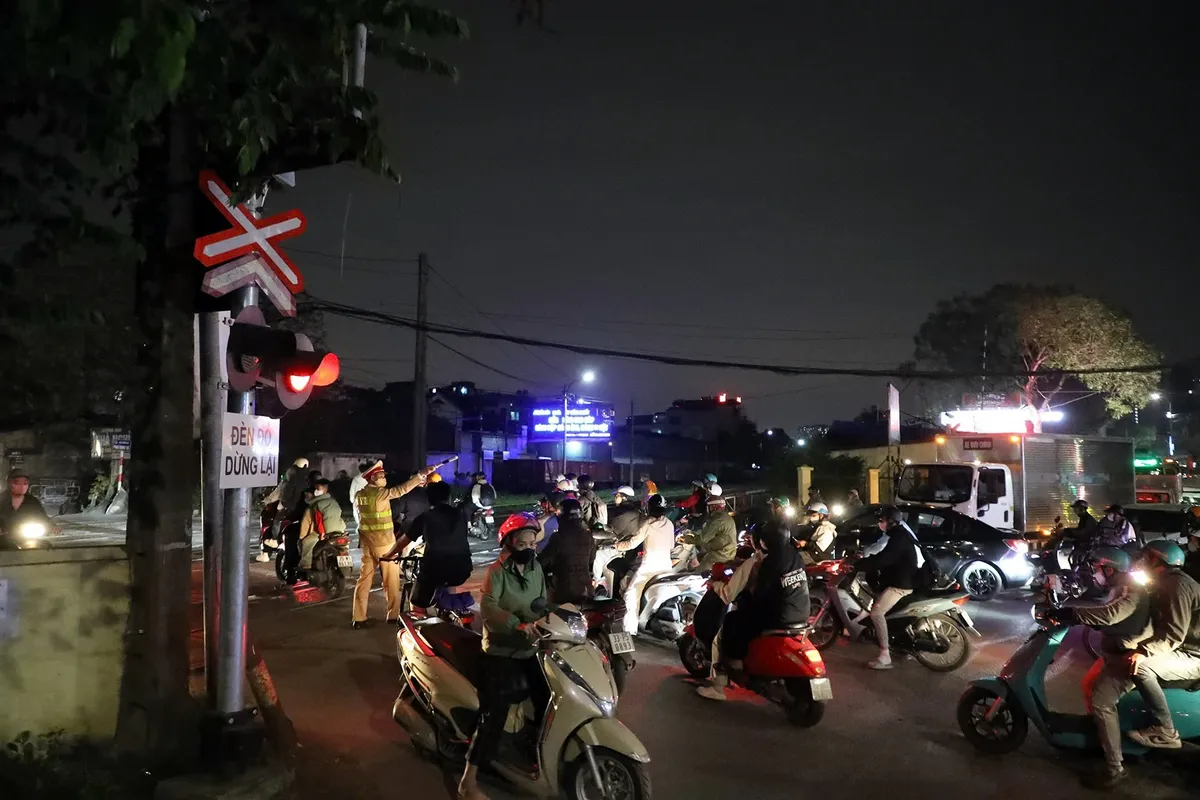 H&agrave; Nội: Trắng đ&ecirc;m ghi h&igrave;nh, "phạt nguội" người vi phạm tại c&aacute;c g&aacute;c chắn t&agrave;u hỏa - Ảnh 3.
