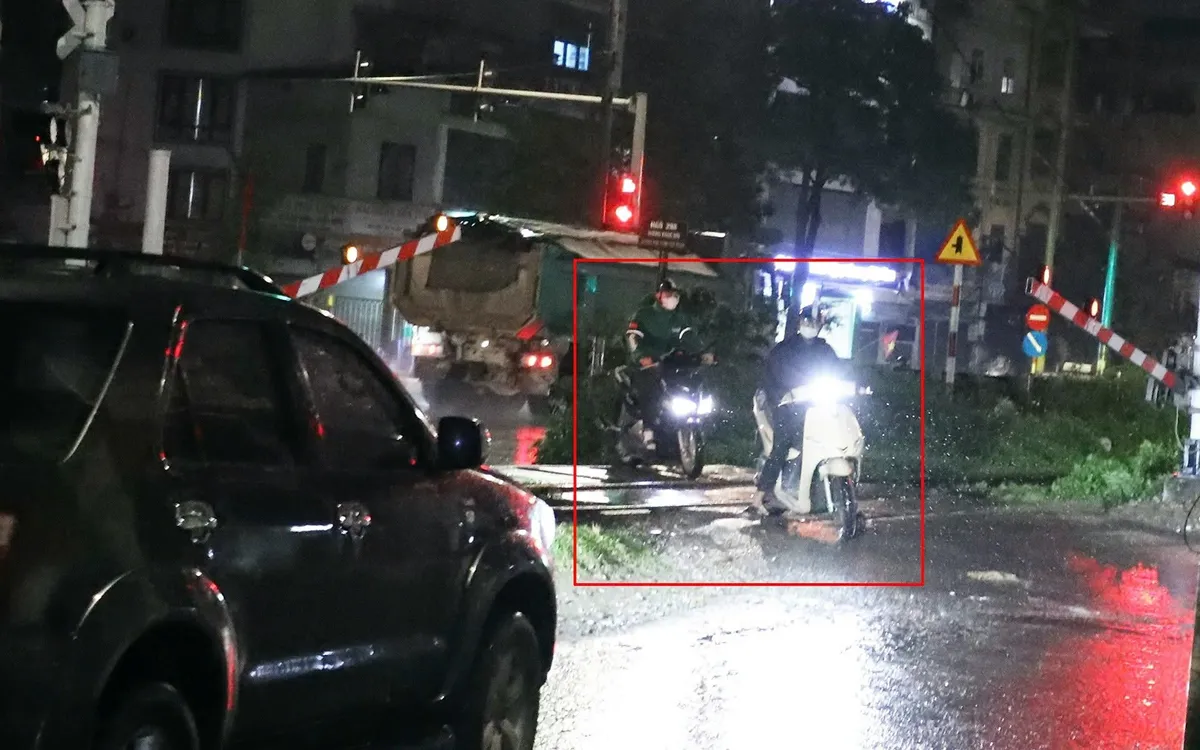 Bất chấp gác chắn tự động đã hạ, nhiều người vẫn cố tình vượt qua khi đèn đỏ đã bật sáng.