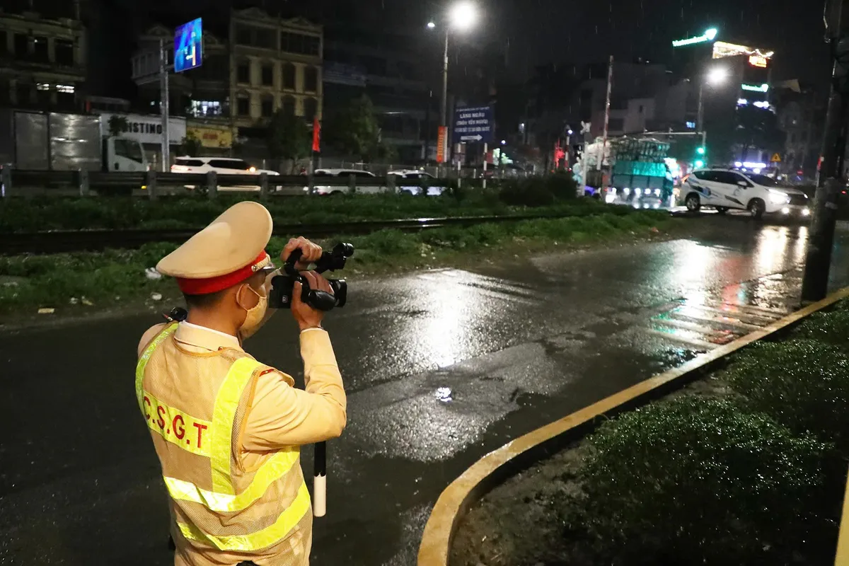 H&agrave; Nội: Trắng đ&ecirc;m ghi h&igrave;nh, "phạt nguội" người vi phạm tại c&aacute;c g&aacute;c chắn t&agrave;u hỏa - Ảnh 10.