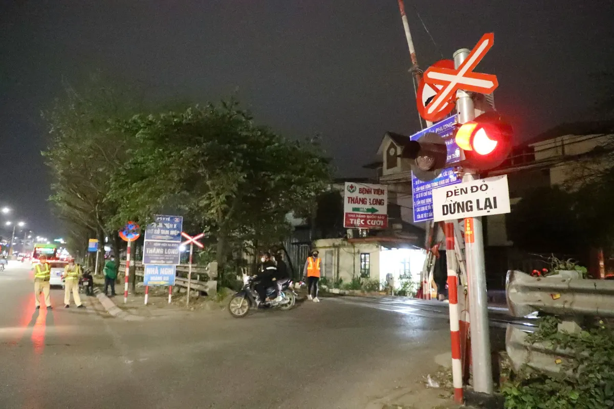 H&agrave; Nội: Trắng đ&ecirc;m ghi h&igrave;nh, "phạt nguội" người vi phạm tại c&aacute;c g&aacute;c chắn t&agrave;u hỏa - Ảnh 1.