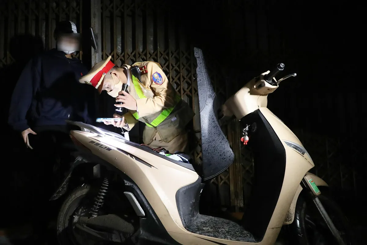 H&agrave; Nội: Trắng đ&ecirc;m ghi h&igrave;nh, "phạt nguội" người vi phạm tại c&aacute;c g&aacute;c chắn t&agrave;u hỏa - Ảnh 2.