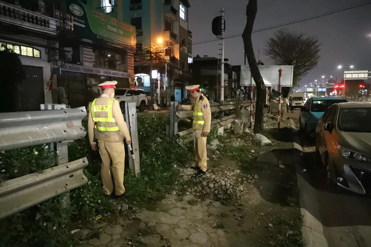 H&agrave; Nội: Trắng đ&ecirc;m ghi h&igrave;nh, "phạt nguội" người vi phạm tại c&aacute;c g&aacute;c chắn t&agrave;u hỏa - Ảnh 11.