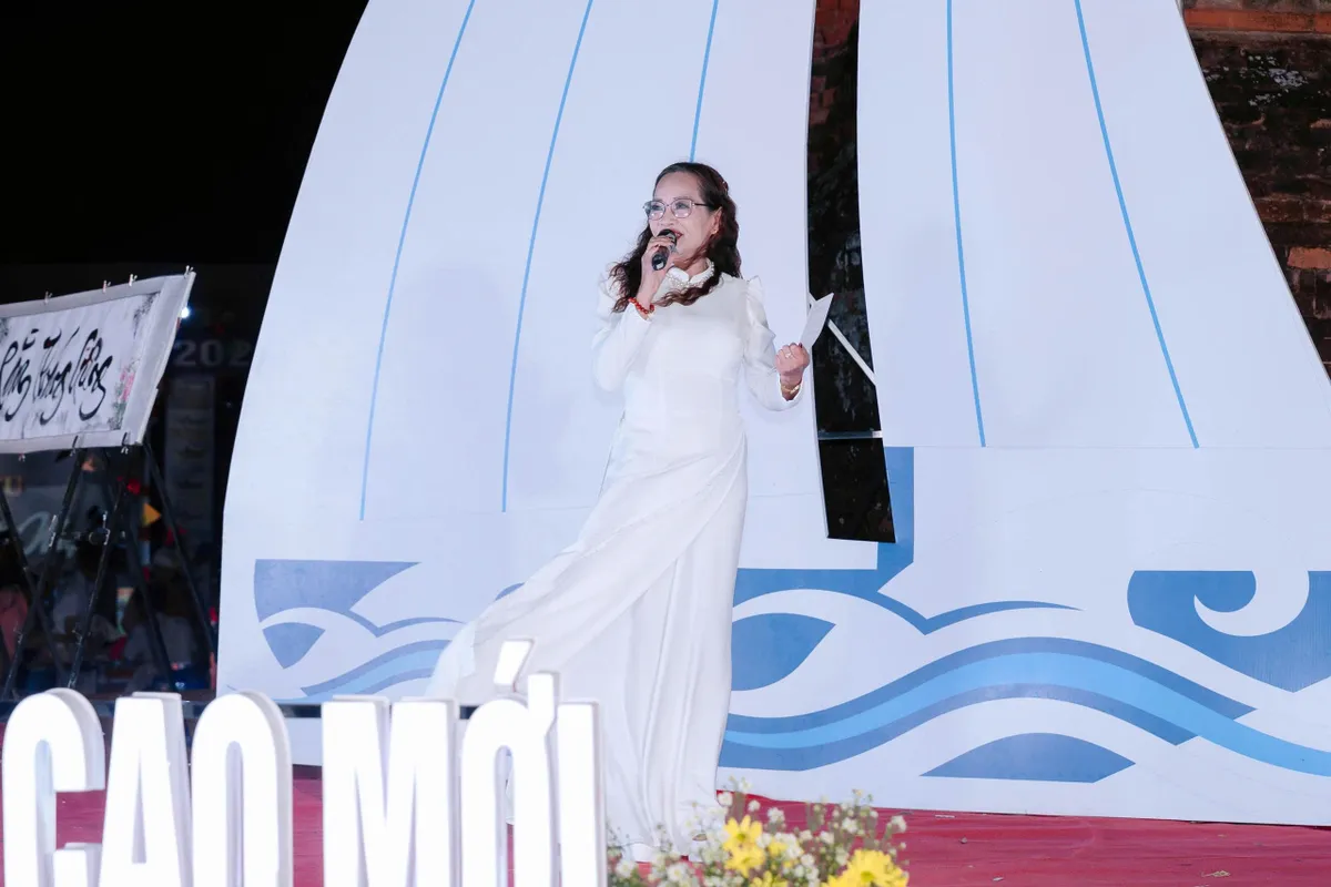 Hội thơ Nguyên tiêu lần thứ 46: Điểm hẹn thi ca bên Tháp Nhạn cổ kính - Ảnh 3.