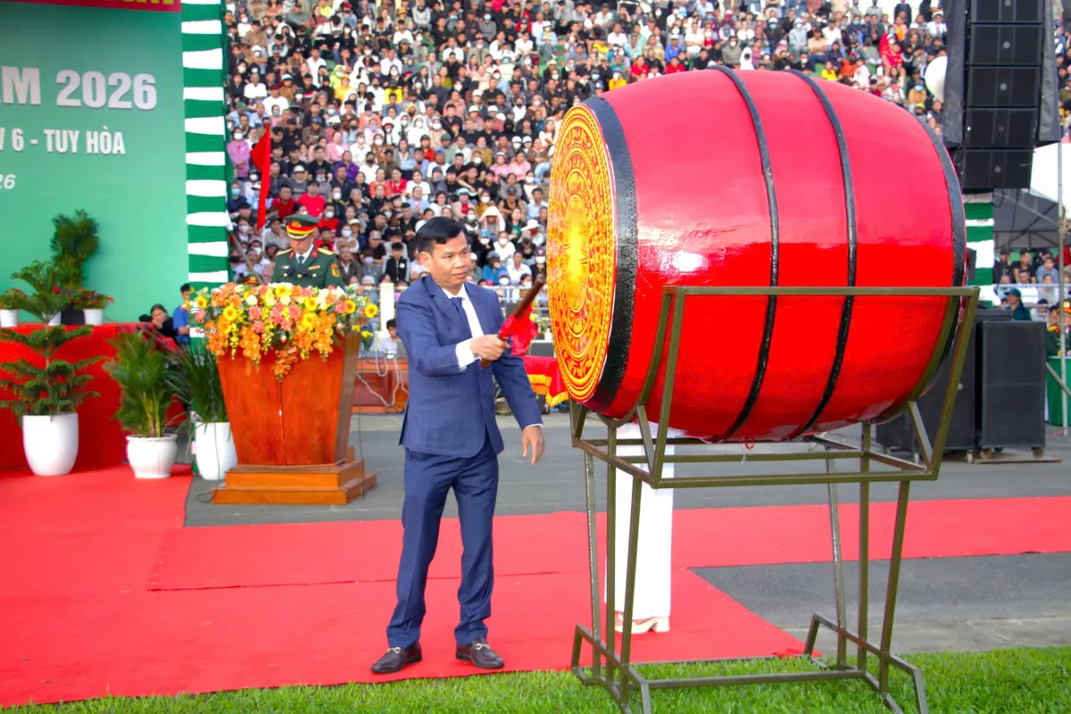 Tuy H&ograve;a rộn r&agrave;ng trống hội t&ograve;ng qu&acirc;n - Ảnh 2.