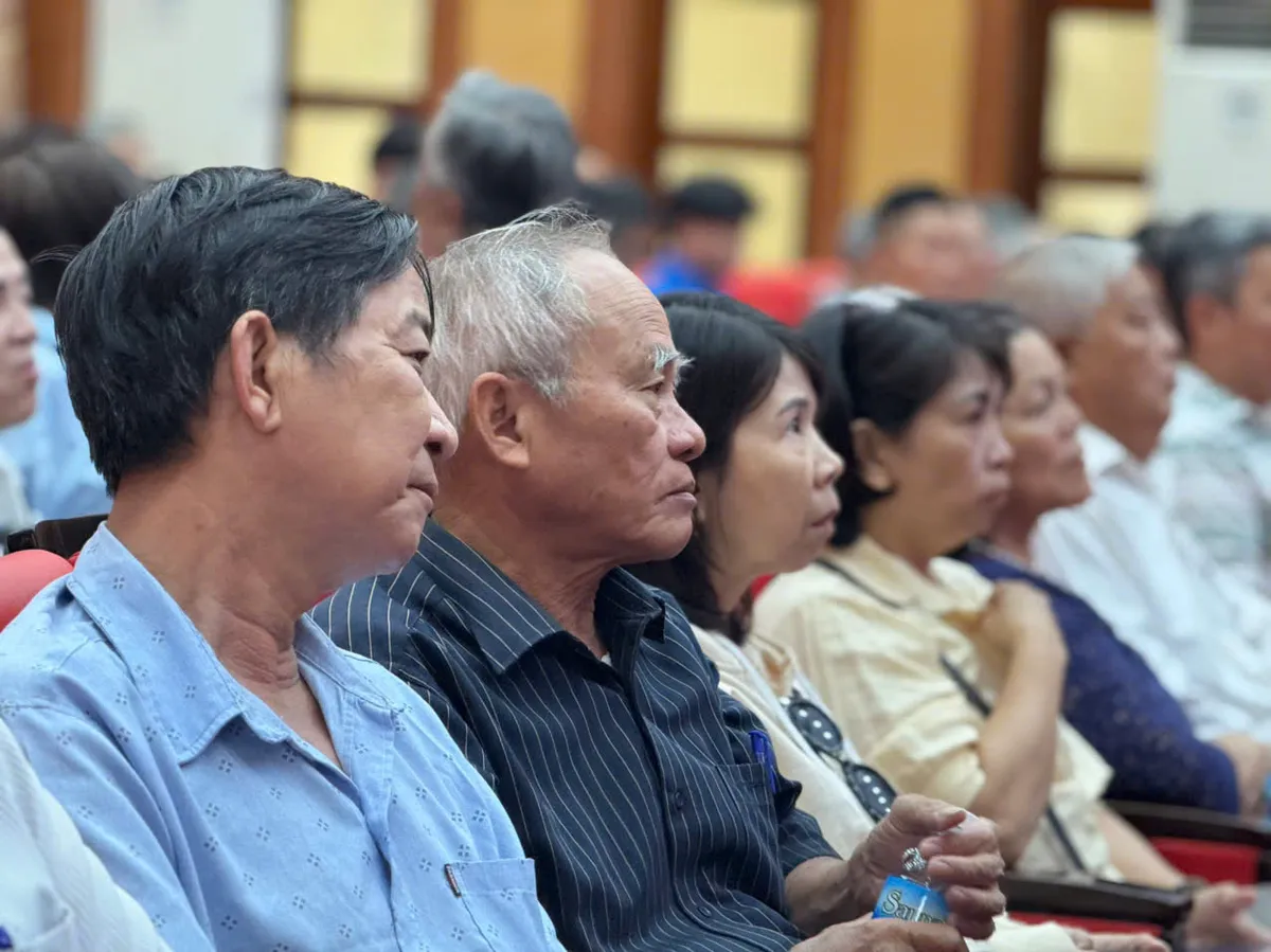 Ph&oacute; Chủ tịch Quốc hội Nguyễn Khắc Định tiếp x&uacute;c cử tri 11 x&atilde;, phường tại Kh&aacute;nh H&ograve;a - Ảnh 3.