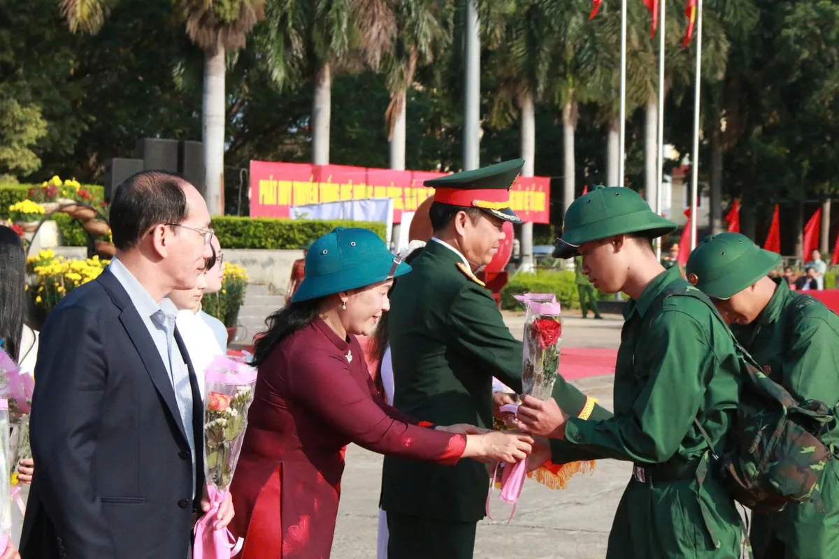 Quảng Ng&atilde;i Hơn 3.900 thanh ni&ecirc;n hăng h&aacute;i l&ecirc;n đường nhập ngũ - Ảnh 1.