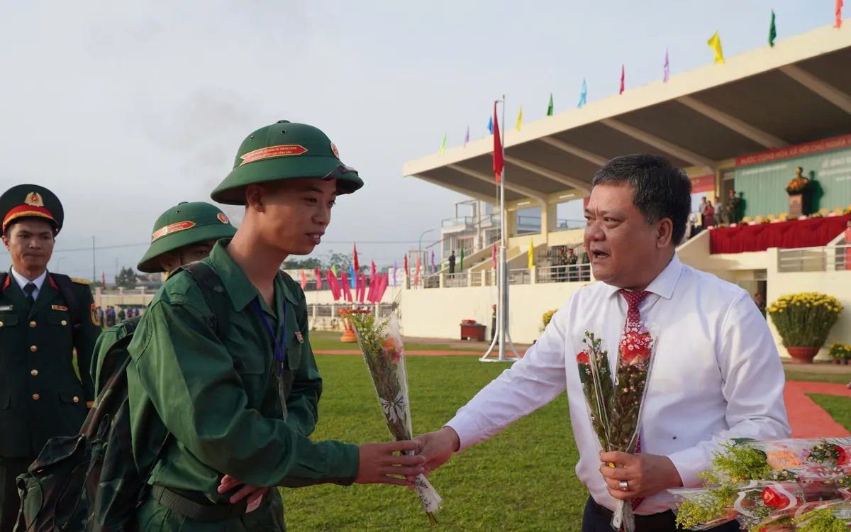 Chủ tịch UBND tỉnh Khánh Hòa Trần Phong tặng hoa chúc mừng thanh niên lên đường nhập ngũ.