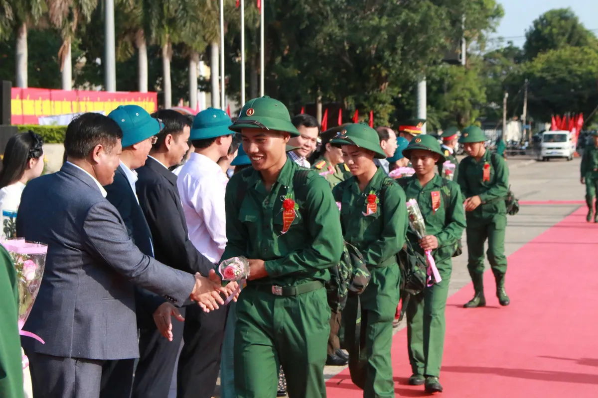 Quảng Ng&atilde;i Hơn 3.900 thanh ni&ecirc;n hăng h&aacute;i l&ecirc;n đường nhập ngũ - Ảnh 2.