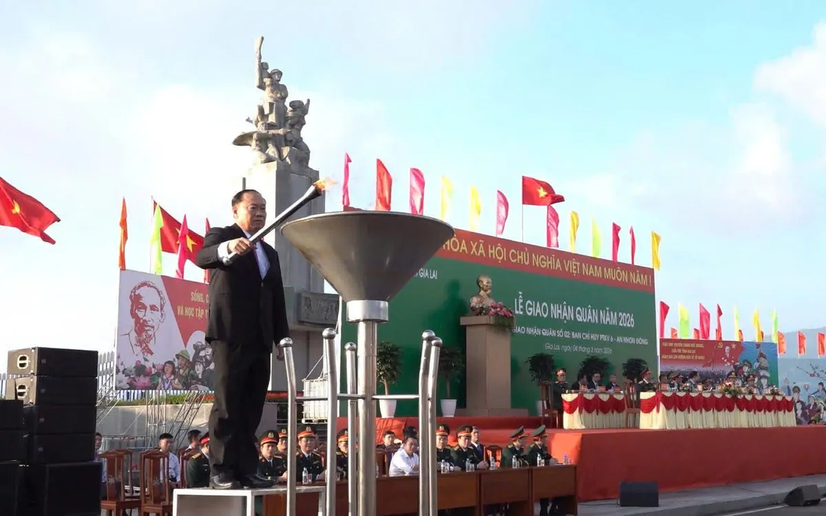 Đồng chí Thái Đại Ngọc - Bí thư Tỉnh ủy Gia Lai thắp đuốc truyền thống tại buổi lễ.