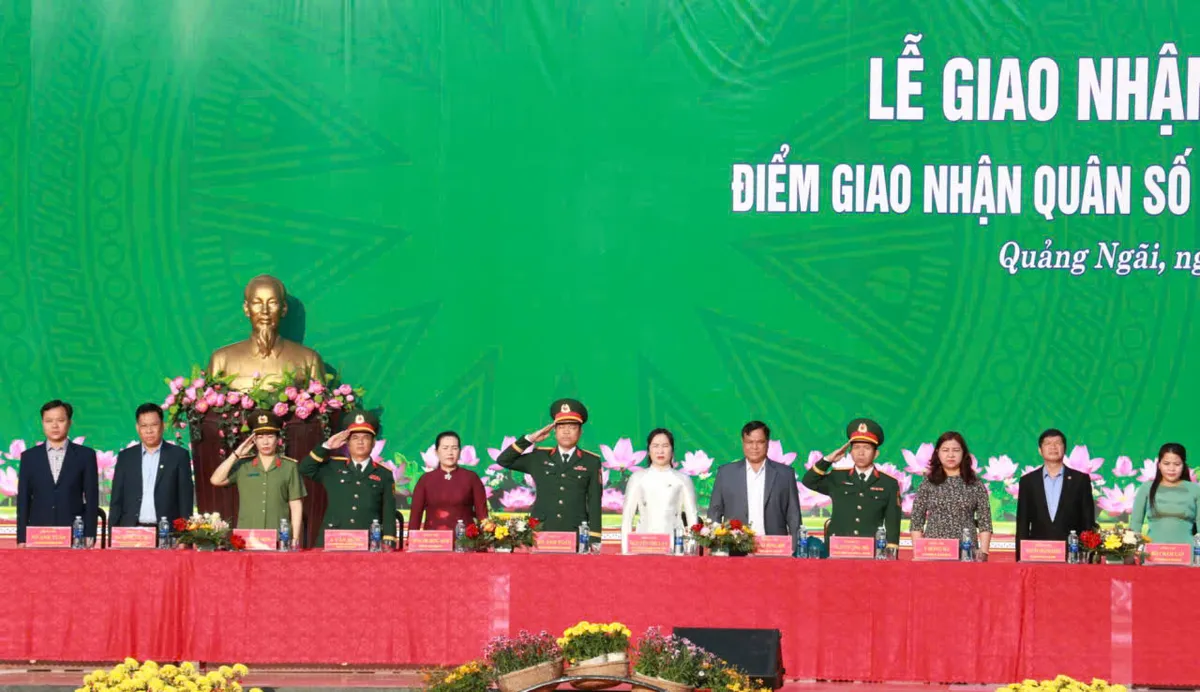 Hơn 3.900 thanh ni&ecirc;n Quảng Ng&atilde;i l&ecirc;n đường nhập ngũ - Ảnh 1.