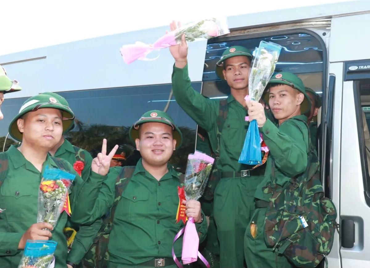 Hơn 3.900 thanh ni&ecirc;n Quảng Ng&atilde;i l&ecirc;n đường nhập ngũ - Ảnh 5.