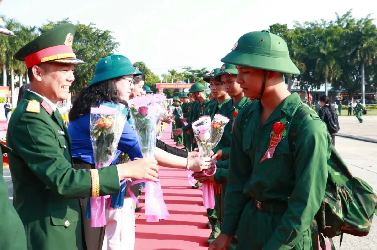 Hơn 3.900 thanh ni&ecirc;n Quảng Ng&atilde;i l&ecirc;n đường nhập ngũ - Ảnh 3.