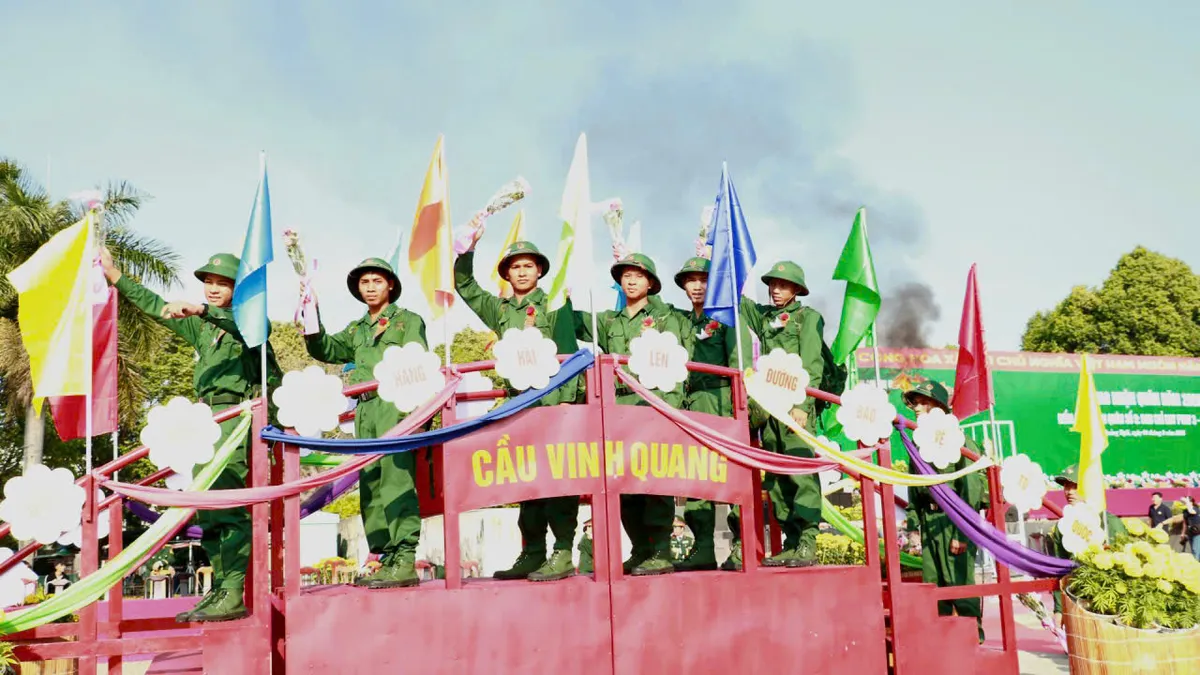 Hơn 3.900 thanh ni&ecirc;n Quảng Ng&atilde;i l&ecirc;n đường nhập ngũ - Ảnh 4.