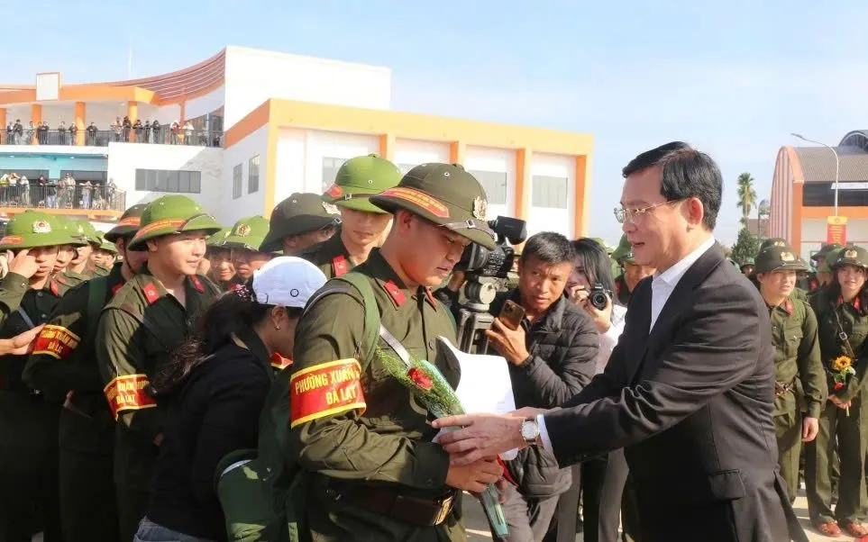Đồng chí Hồ Văn Mười, Ủy viên Ban Chấp hành Trung ương Đảng, Phó Bí thư Tỉnh ủy, Chủ tịch UBND tỉnh Lâm Đồng tặng hoa chúc mừng tân binh lên đường nhập ngũ tại Điểm giao nhận quân số 01 - Ban Chỉ huy PTKV 1 - Đức Trọng.