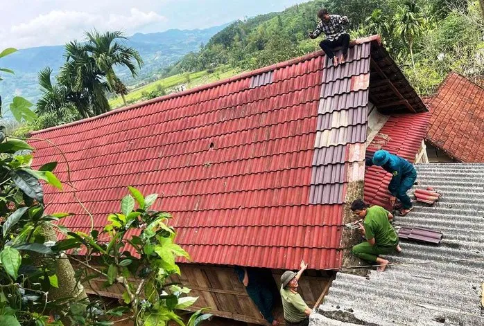 Lốc xo&aacute;y 30 ph&uacute;t ở Quảng Ng&atilde;i khiến hơn 100 căn nh&agrave; tốc m&aacute;i  - Ảnh 1.