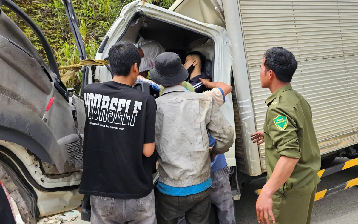 Tài xế mắc kẹt trong cabin bị tai nạn trên đèo Lò Xo được người dân và lực lượng chức năng giải cứu