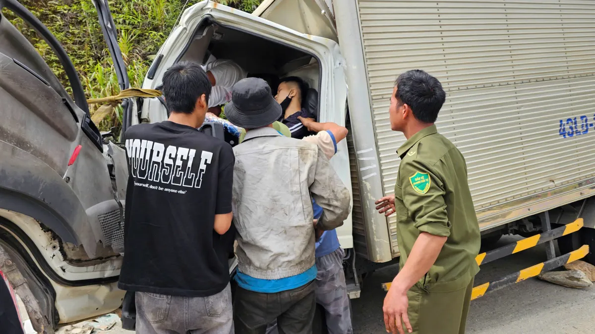 Giải cứu t&agrave;i xế mắc kẹt trong ca bin sau vụ tai nạn giao th&ocirc;ng tr&ecirc;n đ&egrave;o L&ograve; Xo - Ảnh 1.