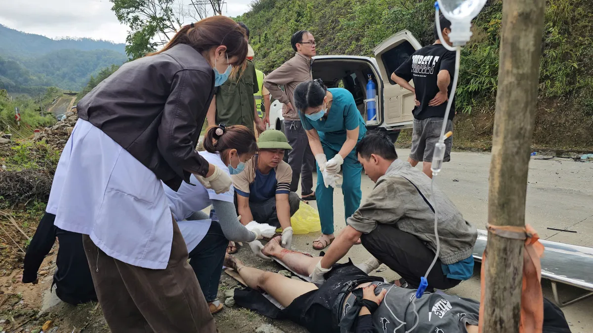 Giải cứu t&agrave;i xế mắc kẹt trong ca bin sau vụ tai nạn giao th&ocirc;ng tr&ecirc;n đ&egrave;o L&ograve; Xo - Ảnh 2.