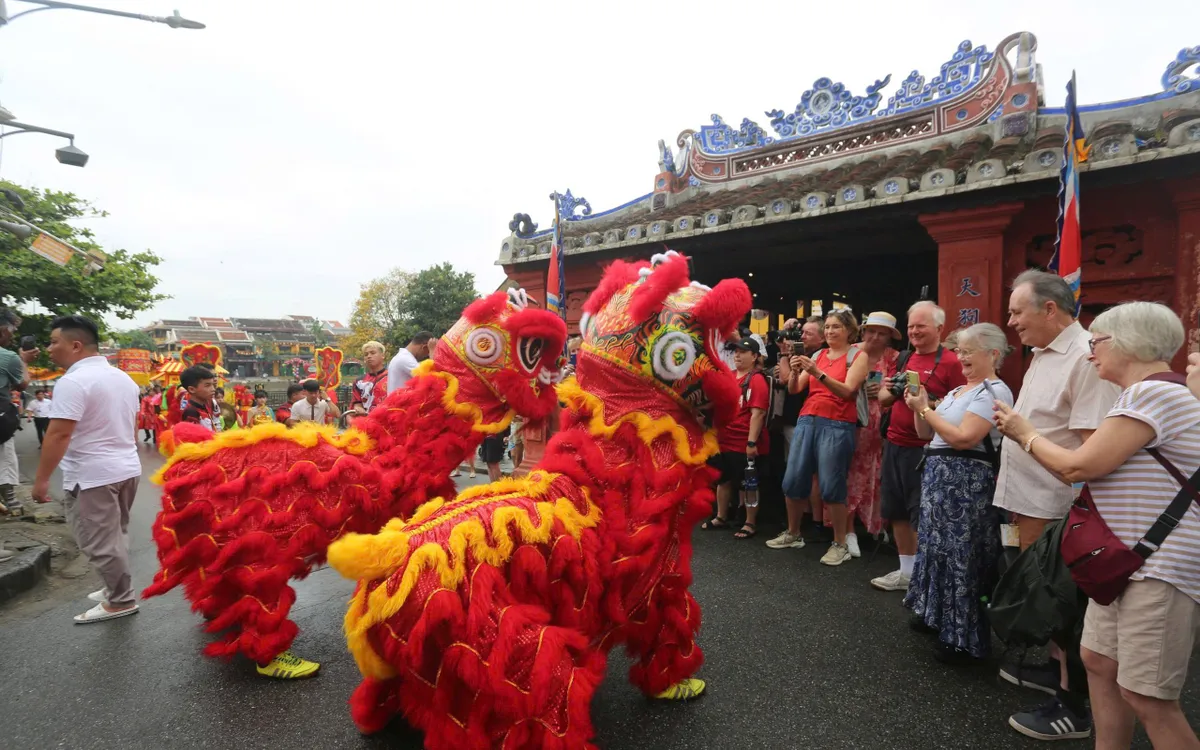 Lễ hội Nguyên Tiêu diễn ra tại phố cổ Hội An với nhiều nghi lễ và hoạt động văn hóa đặc sắc, thu hút du khách về miền du lịch di sản.