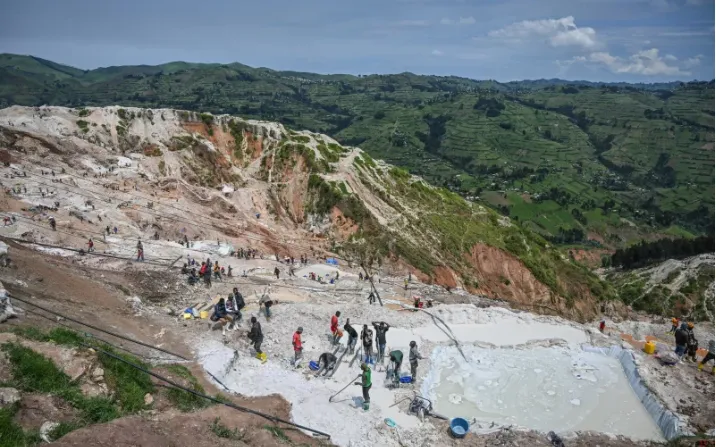 Công nhân khai thác mỏ coltan ở Rubaya, Congo, tháng 5/2025 (Ảnh: AP)