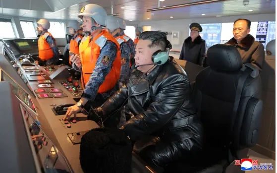 Chủ tịch Kim Jong-un thị sát cuộc thử nghiệm trên biển của tàu khu trục Choe Hyon trước khi đưa vào biên chế, ngày 3/3 (Ảnh: KCNA)