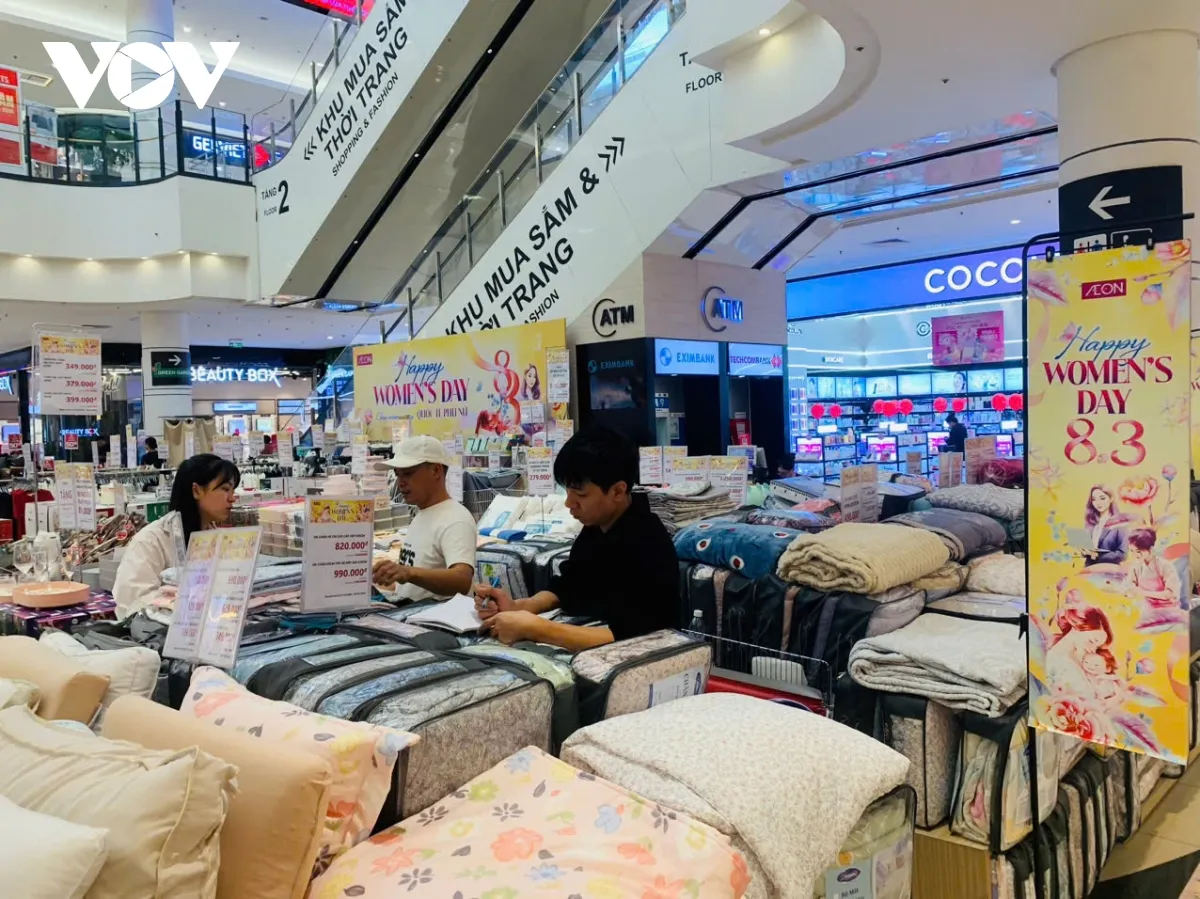 Thị trường 8/3: Hoa tươi tăng gi&aacute;, thời trang, giầy d&eacute;p thi nhau khuyến mại- Ảnh 4.