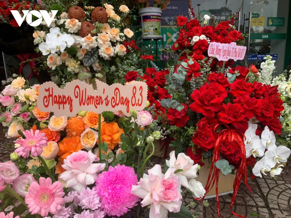 Thị trường 8/3: Hoa tươi tăng gi&aacute;, thời trang, giầy d&eacute;p thi nhau khuyến mại- Ảnh 2.
