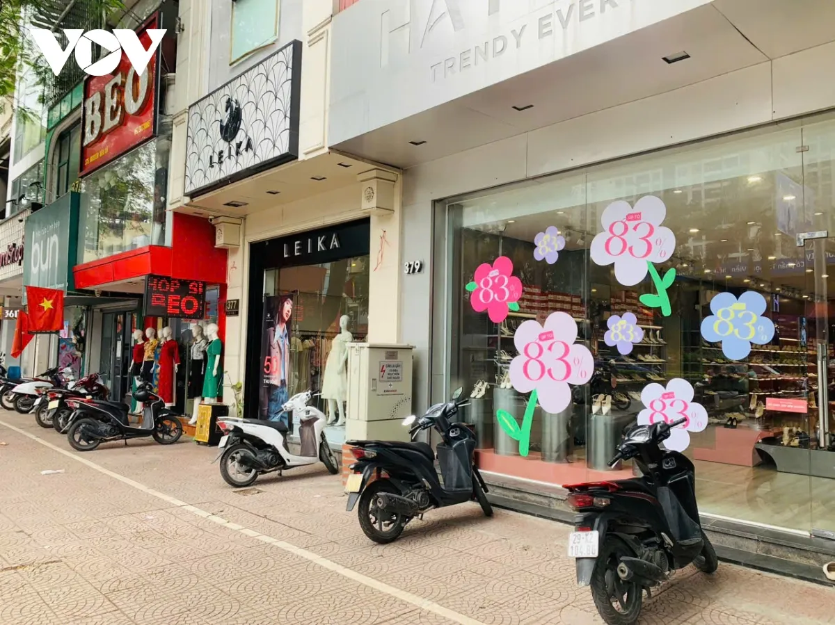 Thị trường 8/3: Hoa tươi tăng gi&aacute;, thời trang, giầy d&eacute;p thi nhau khuyến mại- Ảnh 3.