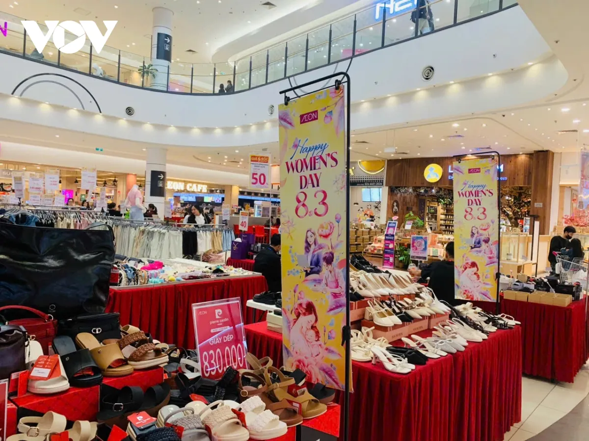 Thị trường 8/3: Hoa tươi tăng gi&aacute;, thời trang, giầy d&eacute;p thi nhau khuyến mại- Ảnh 5.