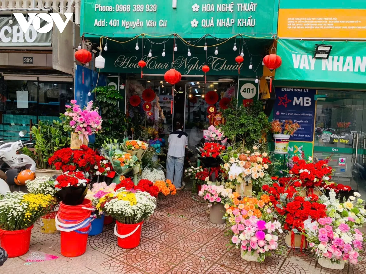 Thị trường 8/3: Hoa tươi tăng gi&aacute;, thời trang, giầy d&eacute;p thi nhau khuyến mại- Ảnh 1.