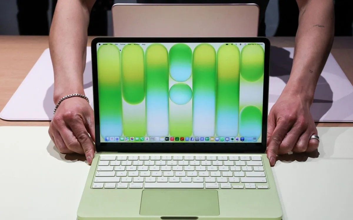 MacBook Neo được trưng bày tại sự kiện ra mắt “Special Apple Experience” ở Apple Store, Manhattan, New York, ngày 4/3/2026. (Ảnh: AFP)