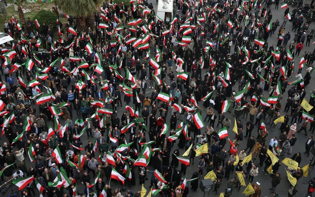 Iran đã tạm hoãn tổ chức lễ tang Lãnh tụ tối cao Ayatollah Ali Khamenei do lo ngại số người tham dự quá lớn (Ảnh: AP)