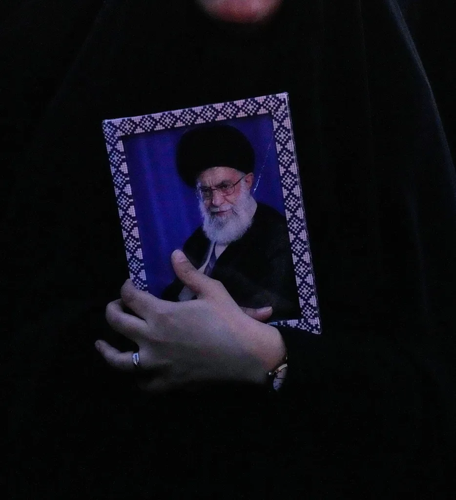 Iran ho&atilde;n tổ chức quốc tang L&atilde;nh tụ Khamenei - Ảnh 2.