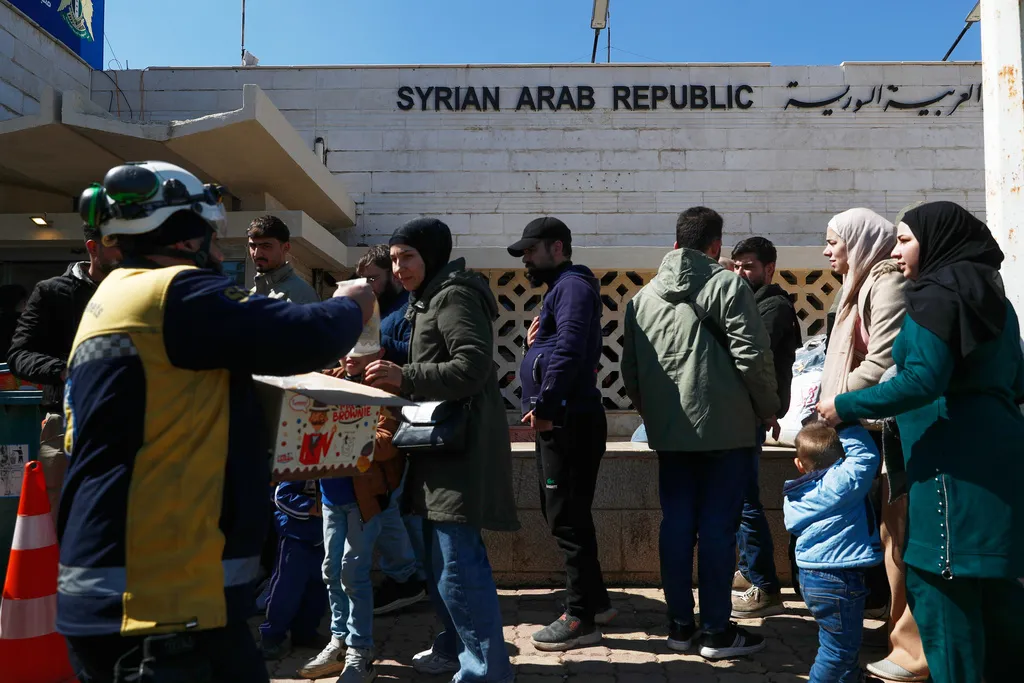 Syria mở lại cửa khẩu cho h&agrave;ng ngh&igrave;n người chạy trốn khỏi Lebanon  - Ảnh 1.