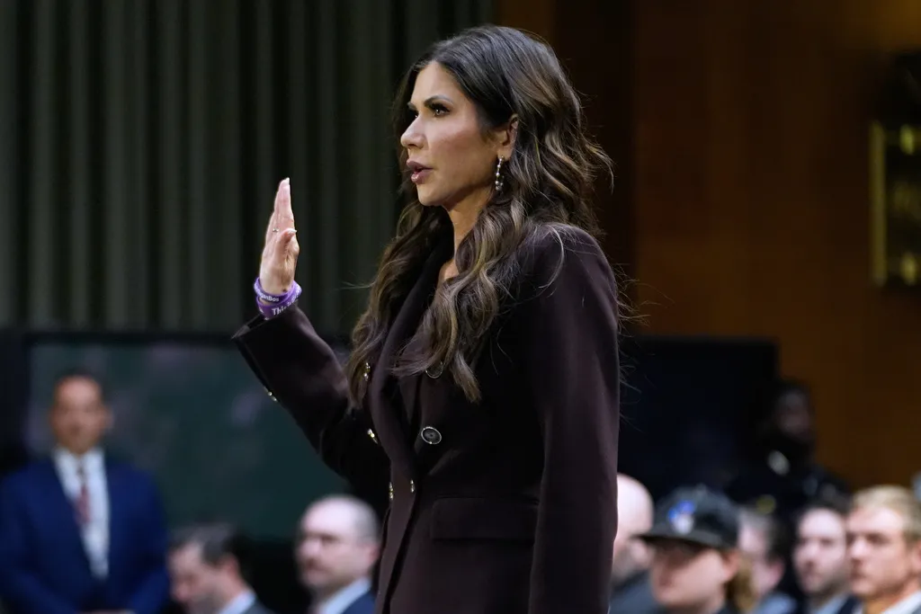 Bộ trưởng An ninh Nội địa Mỹ bảo vệ ch&iacute;nh s&aacute;ch nhập cư cứng rắn của Tổng thống Trump- Ảnh 1.