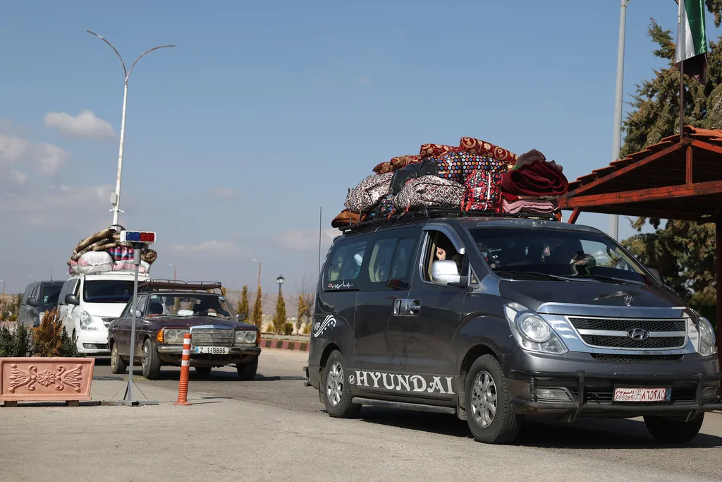Syria mở lại cửa khẩu cho h&agrave;ng ngh&igrave;n người chạy trốn khỏi Lebanon  - Ảnh 2.