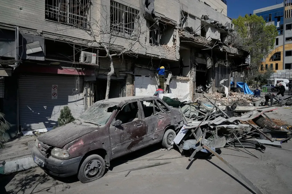 Nhịp sống thường nhật của người d&acirc;n Iran bỗng chốc hỗn độn bởi xung đột- Ảnh 1.