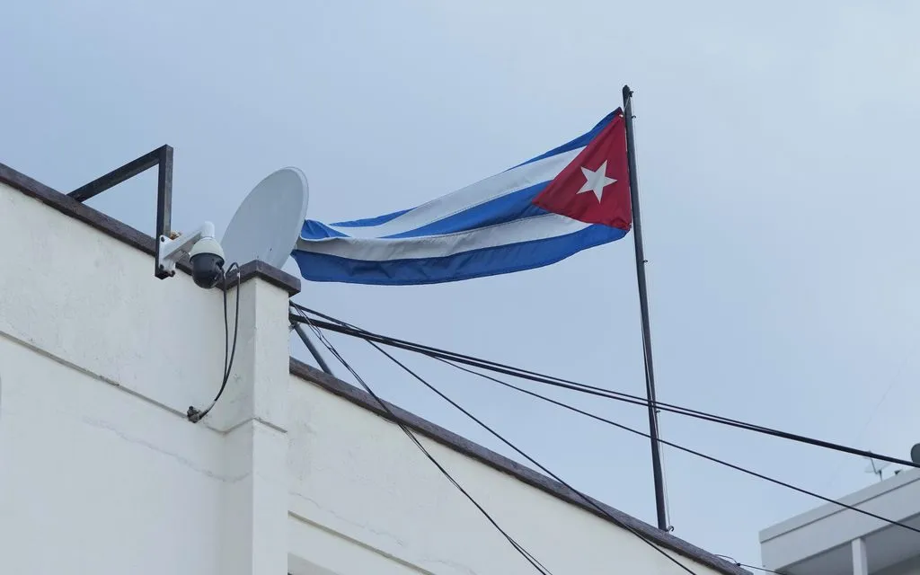 Quốc kỳ Cuba tung bay trên nóc Đại sứ quán Cuba tại Quito, Ecuador, ngày 4/3/2026 (Ảnh: AP)